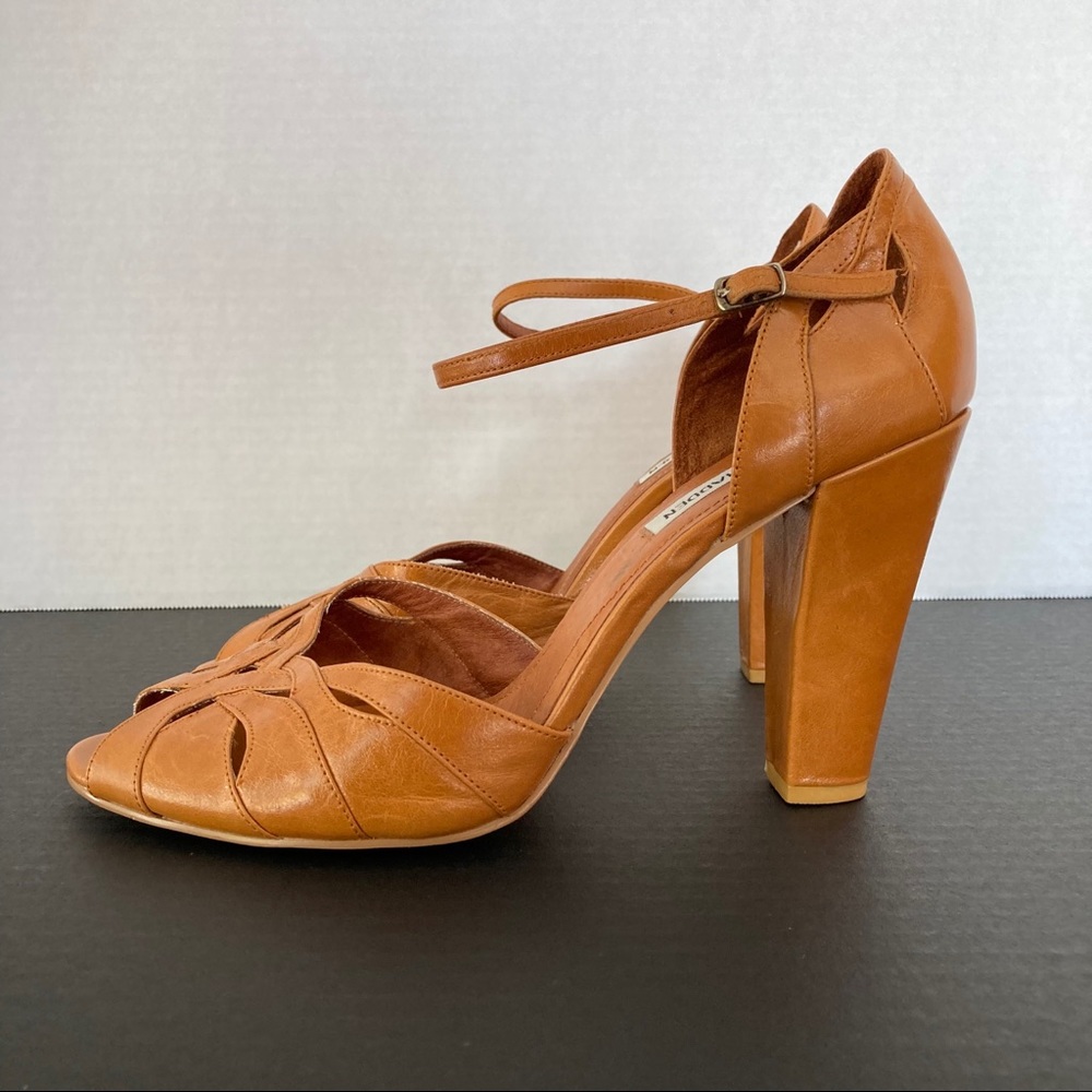 STEVE MADDEN | COGNAC GARDEN LEATHER SANDAL | US10